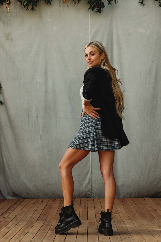 PLAID CREPE KNIT PLEATED SKIRT IN BLACK
