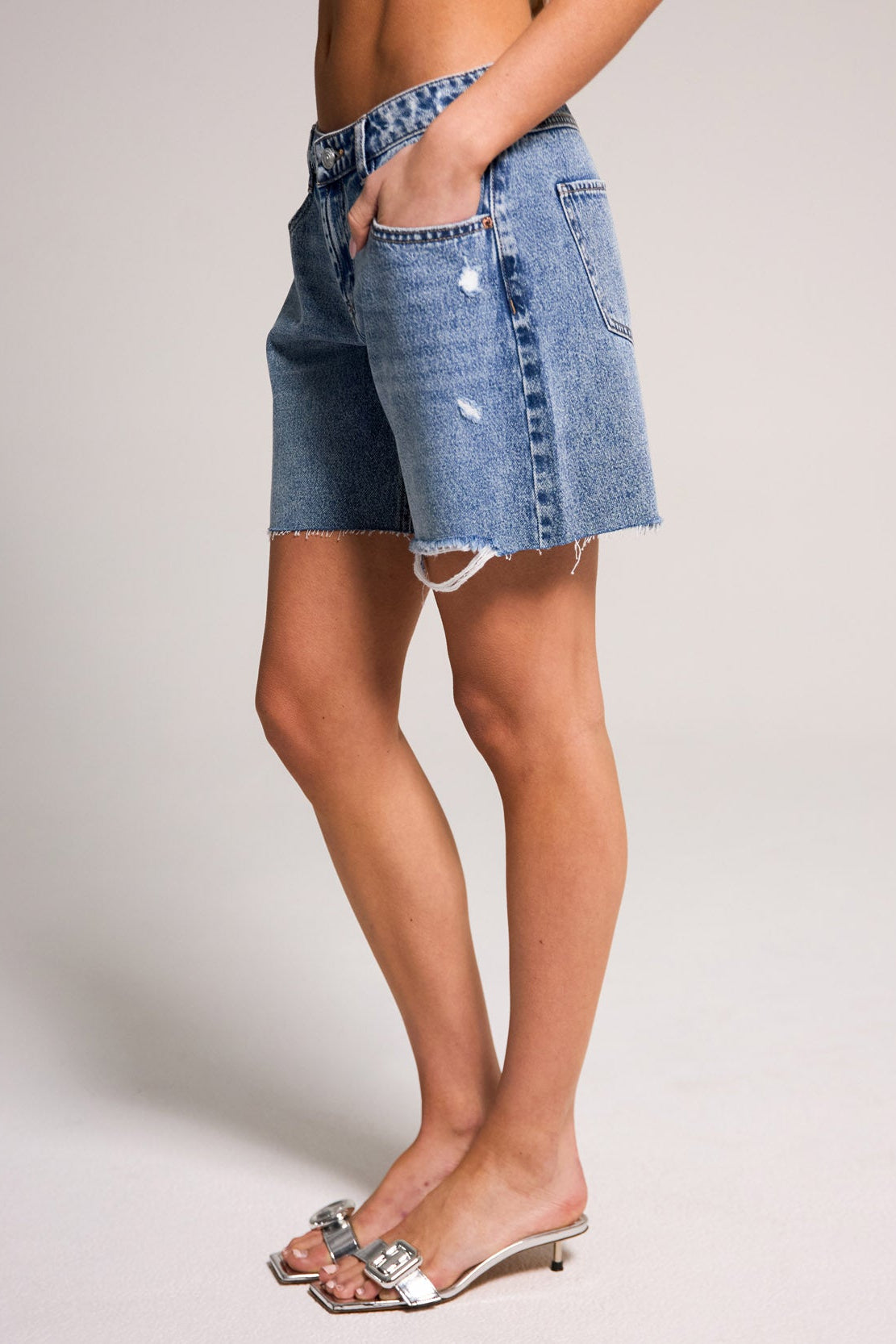 Experience comfort and style with Belle's Baggy Bermuda Short - Medium Indigo, made of 100% cotton for ultimate wearability.